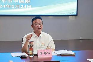 ️亲吻俱乐部队徽！18岁新援前锋罗克首次正式身披巴萨球衣